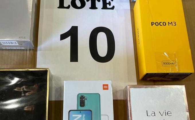 No lote 10, são cinco smartphones e 10 perfumes. Os lances começam em R$ 5.200