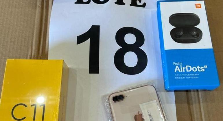 No meio de 19 celulares, há quatro iPhones, junto de três fones de ouvido Xiaomi no lote 18. O preço inicial é de R$ 3.800