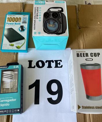 No lote 19, há 15 caixas acústicas, 25 carregadores de celular e três copos de cerveja. O valor mínimo para compra é de R$ 300