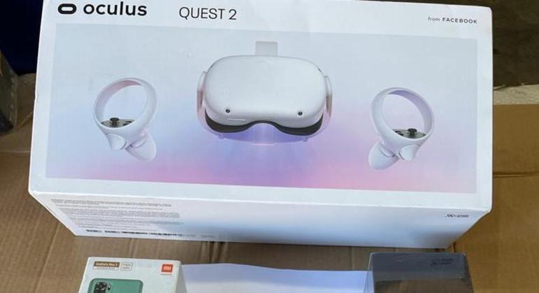 O lote 24 se diferencia por disponibilizar um óculos de realidade virtual. Além dele, há celulares Xiaomis, 17 relógios inteligentes e dois iPhones. Todo o conjunto será comprado por pelo menos R$ 4.800