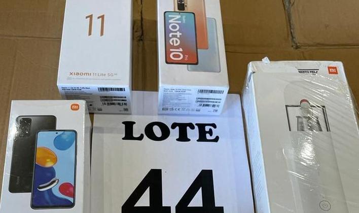 O lote 44 coloca à venda seis smartphones Xiaomi e um aspirador de pó da mesma marca. O preço mínimo é de R$ 1.500