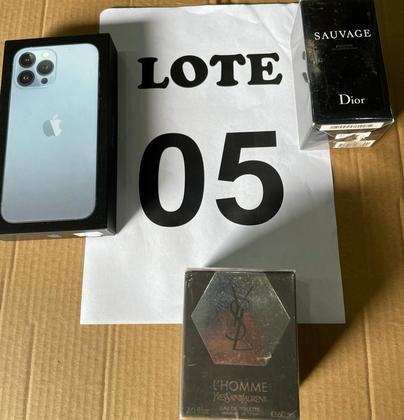 O lote 5 conta com um iPhone 13 Pro Max e dois perfumes: um da Saint Laurent e outro da Dior. O preço mínimo é de R$ 2.500