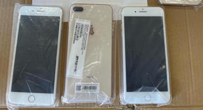 Os destaques no lote 55 são 13 iPhones. O grupo ainda conta com peças internas de celulares da Apple e um perfume. O preço do conjunto é de R$ 1.900