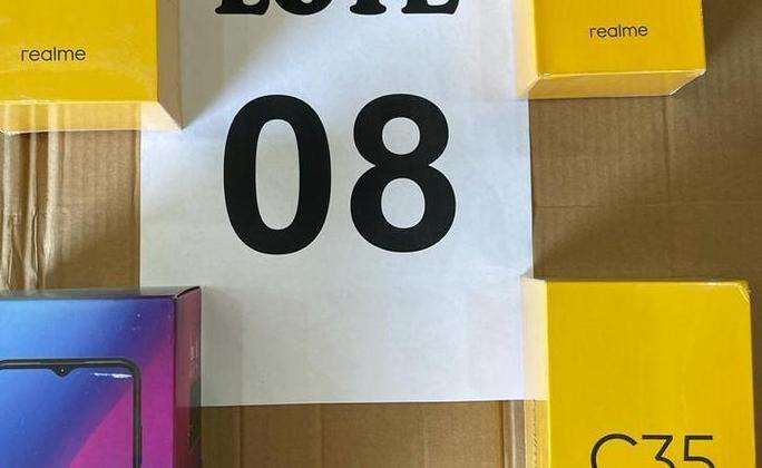 No lote 8, 30 celulares. Eles todos serão comprados por pelo menos R$ 7.000