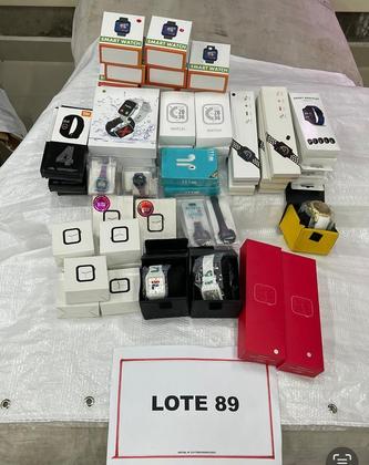 O lote 89 tem 52 itens. O destaque fica por conta dos 44 smartwatches. O conjunto tem preço mínimo de R$ 2.000