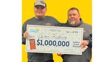 Jovem de 18 anos ganha 1 milhão de dólares em loteria nos EUA após previsão do avô
