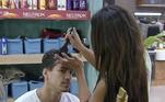 Tays Reis, namorada do peão, foi quem atacou de cabeleireira e ajudou o participante
