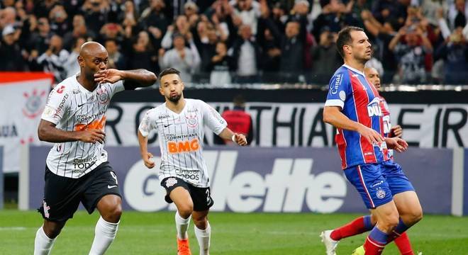 Corinthians vence Bahia dentro de casa com gols de Love e Clayson