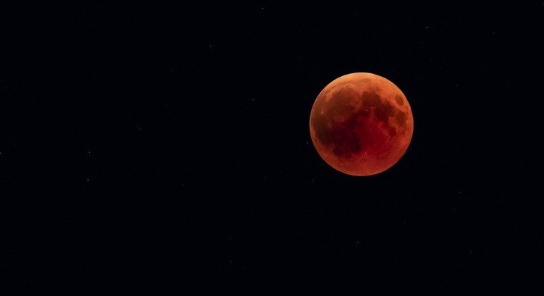 O eclipse lunar total deixa a Lua avermelhada