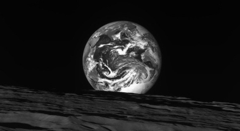 Foto tirada da sonda Danuri identifica as crateras  da Lua e a aparência da Terra