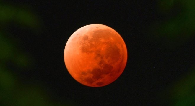 Eclipse lunar de 2014 deixou a lua 'laranja' 