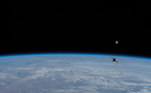 Aqui é possível ver não só o corpo celeste, como um objeto sobrevoando a atmosfera terrestre. Trata-se da nave espacial não tripulada ISS Progress 75, utilizada para reabastecer a ISS
