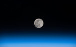 A Nasa, a agência espacial norte-americana, compartilhou na rede social Flickr algumas fotos da Lua tiradas por astronautas na Estação Espacial Internacional (ISS, na sigla em inglês), situada na órbita da Terra. Neste clique, uma Lua Cheia foi retratada acima do horizonte do nosso planeta, orbitando a mais de 420 quilômetros sobre a China*Estagiária do R7 sob supervisão de Fábio Fleury