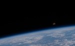 Neste outro clique, a Lua aparece bem ao fundo, próxima da linha do horizonte da Terra. A foto retrata uma Lua Crescente Gibosa — fase de transição o Quarto Crescente e a Lua Cheia, marcada por parecer quase completa — orbitando acima do Oceano Atlântico, na costa do Brasil