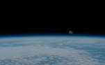Já nesta foto, é possível ver novamente uma Lua Minguante Gibosa — mas desta vez, bem rente à linha do horizonte da Terra, quase se fundindo à tonalidade azulada. O satélite natural da Terra foi retratado sobre o Oceano Atlântico, ao largo da costa de Angola