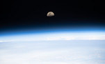 Aqui é possível ver um Primeiro Quarto de Lua, quando apenas metade do satélite natural da Terra fica visível. A foto retrata o corpo celeste a mais de 425 quilômetros acima do Pacífico Sul