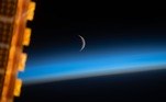Para fechar com chave de ouro, uma Lua crescente fotografada no início de um nascer do Sol orbital. Uma parte dos painéis solares da ISS é vista no primeiro plano à esquerda enquanto o complexo orbital voava a mais de 415 quilômetros acima do Mar do Japão