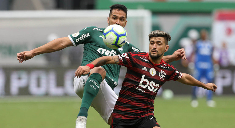 Luan e Arrascaeta disputam a bola durante Palmeiras e Flamengo pelo Brasileirão no Allianz