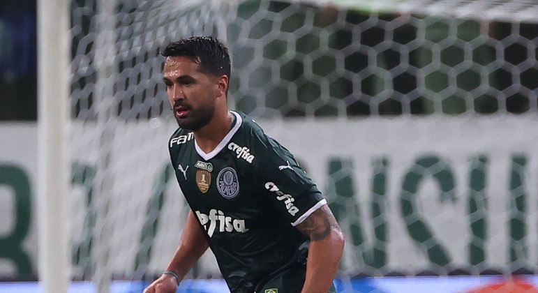 Luan é titular durante a goleada do Palmeiras sobre o Botafogo por 4 a 0 no Brasileirão 2022
