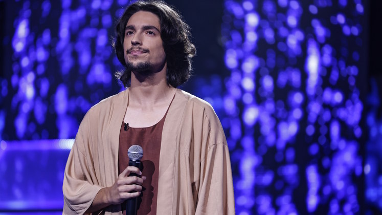 O finalista Luan Carbonari impressionou a todos com sua simplicidade ao cantar. Além de ter uma linda voz, o competidor também é guitarrista