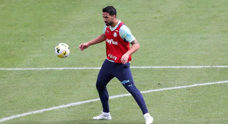 Zagueiro Luan recebe a bola durante o coletivo que participou na reapresentação do Palmeiras