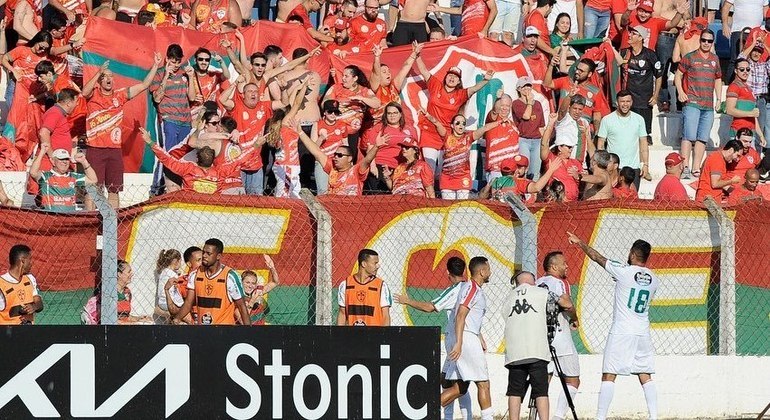 Luan comemora gol contra o Rio Claro, no jogo de ida, com a torcida da Portuguesa
