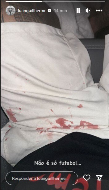 Camiseta ensanguentada de Luan, depois das agressões que sofreu no motel Caribe