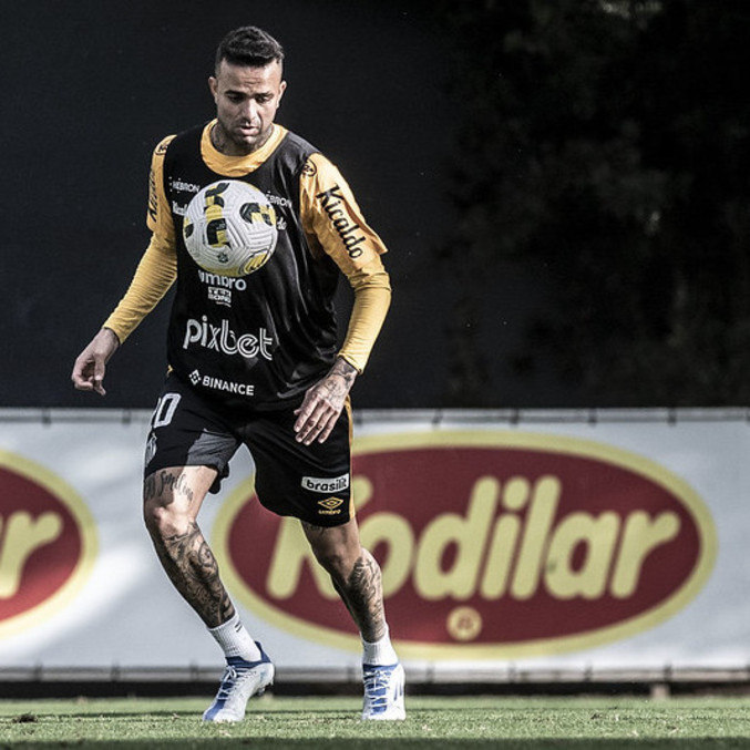 Luan em treino durante a semana no CT Rei Pelé: expectativa pela estreia