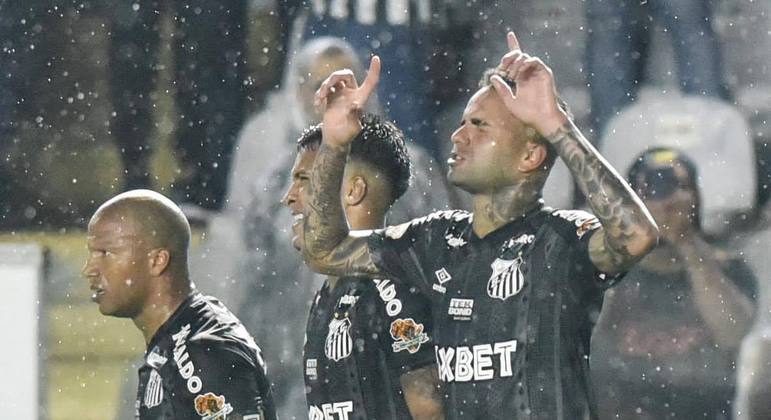 Luan festeja seu gol no Athletico-PR ao lado de Marcos Leonardo e Carlos Sánchez