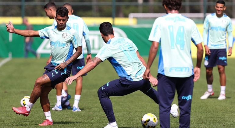 Veron e Luan participam de treino com bola com os demais companheiros de Palmeiras