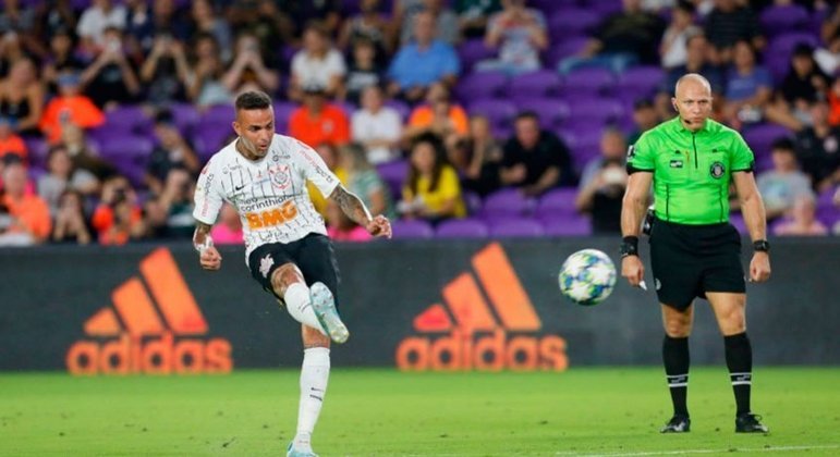 Luan é uma decepção no Corinthians. Contratado em 2020, após sucesso no Grêmio, para ser o líder técnico do Timão, o meia nunca repetiu o bom futebol e perdeu cada vez mais espaço no clube. Uma mudança de ares pode ajudar na retomada da confiança
