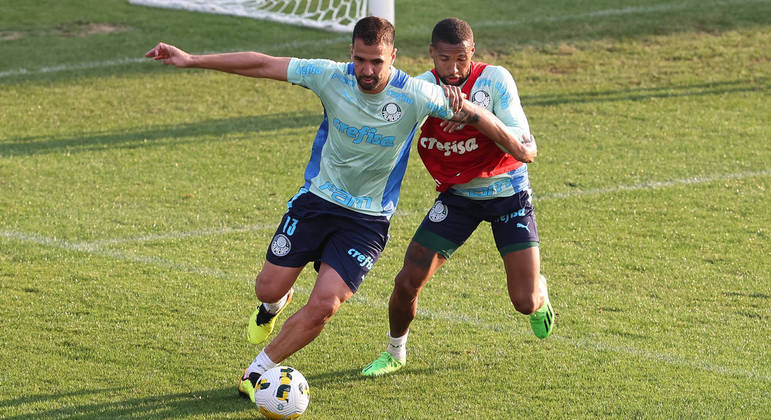 Luan e Wesley disputam a bola na retomada do Palmeiras aos treinos na Academia de futebol