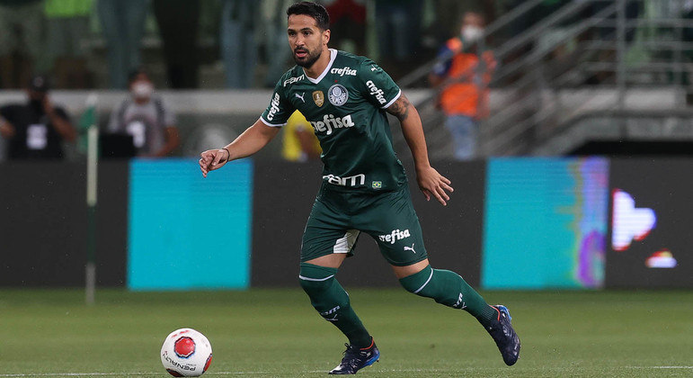 Luan domina a bola durante a partida entre Palmeiras e Ponte Preta pelo Paulistão 2022