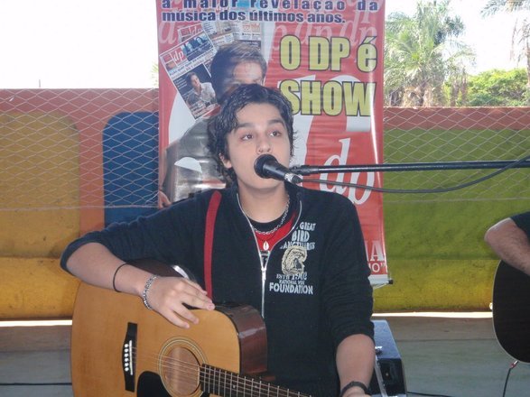 Seu primeiro show aconteceu em agosto de 2007, na cidade de Bela Vista (MS).&nbsp;Na &eacute;poca, Luan ainda n&atilde;o cantava profissionalmente. Entretanto, j&aacute; fazia sucesso nas r&aacute;dios da regi&atilde;o com a m&uacute;sica Falando S&eacute;rio, o que rendeu o convite para a apresenta&ccedil;&atilde;oVeja mais:&nbsp;Em entrevista &agrave; Xuxa, Luan Santana fala sobre casamento e filhos