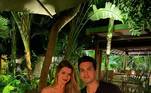 Luan Santana postou uma foto com a namorada, Izabela Cunha. Na imagem, o casal aparece em um jantar romântico na ilha de São Bartolomeu, no Caribe. 'Você é meu presente', disse o cantor, no Instagram 