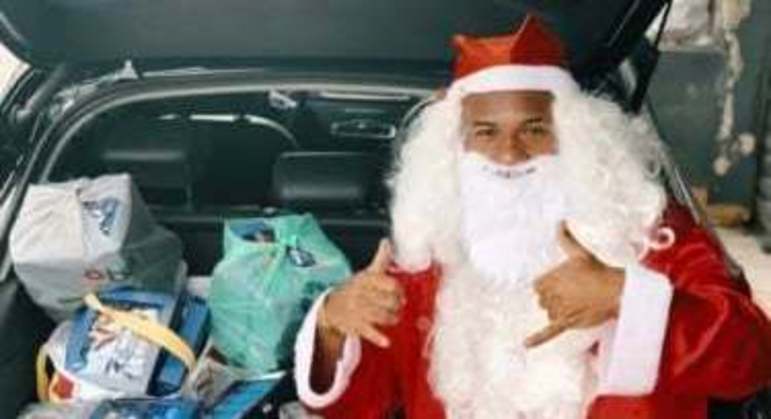 Luan incorporou o Papai Noel e distribuiu presentes a crianças carentes