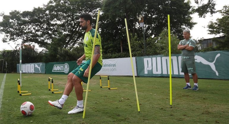 Luan volta a treinar com bola