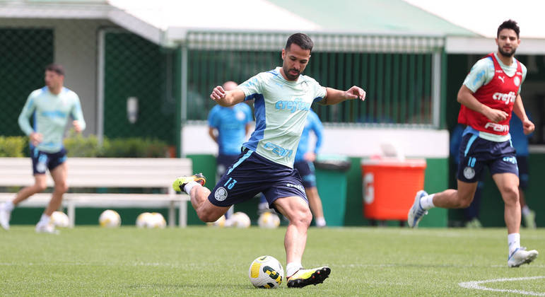 Luan prepara o passe durante a atividade do Palmeiras visando o Atlético-MG pelo Brasileirão