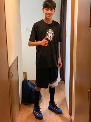 Luan Yuuki Takamoto Mitsuyama, 15 anos, cursa o primeiro ano do médio em escola pública na cidade de Minami Minoa, em Nagano, no Japão. O jovem se mudou com a família e conta algumas curiosidades sobre o ensino japonês. 'A diferença esta na qualidade, a escola também oferece aulas de esportes, de música e de outros idiomas, além deles zelarem  pela independência da criança'