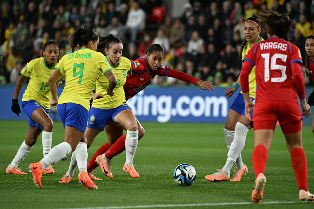 Luana chutou com força em direção ao gol da panamenha Yenith Bailey, que defendeu a bola 