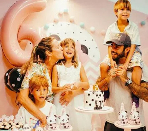 Luana e Scooby têm três filhos: Dom, de 10 anos, e os gêmeos Bem e Luz, de sete anos.