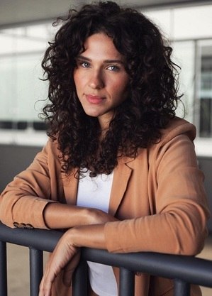 Luana Oliveira, que era loira, mas por causa da novela virou morena