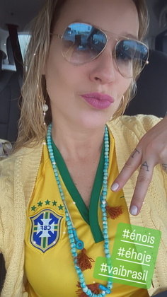 A atriz Luana Piovani também posou já pronta para torcer pelo Brasil, usando look nas cores do país: 