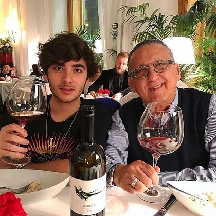 Assim como o pai, o narrador Galvão Bueno, Luca gosta de apreciar os melhores vinhos