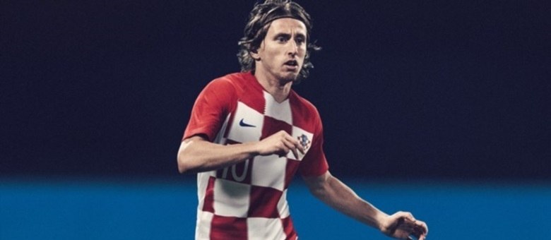 Luca Modric veste o tradicional uniforme xadrez da Croácia, remodelado para a Copa 2018