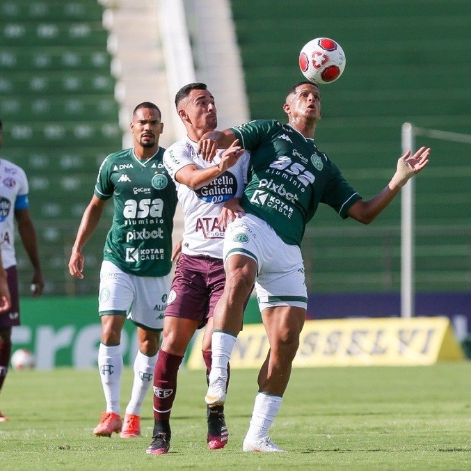 Lucão do Break disputa bola pelo alto no primeiro tempo