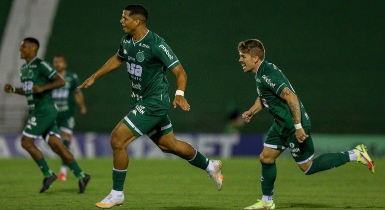 Lucão do Break e Júlio César comemoram gol do Guarani no dérbi 202
