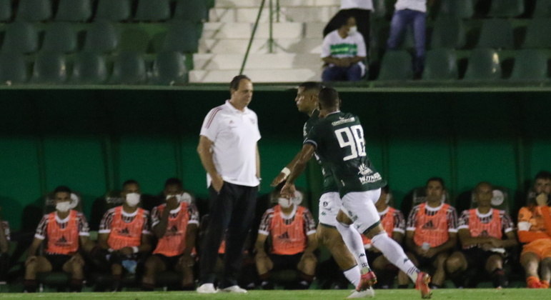 Lucão comemorou seu gol na frente de Rogério Ceni, técnico do São Paulo