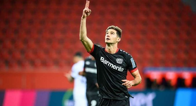 Argentino Lucas Alario em ação pelo Bayer Leverkusen, da Alemanha