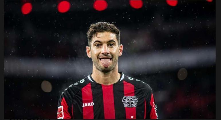 Atacante Lucas Alario em ação pelo Bayer Leverkusen

